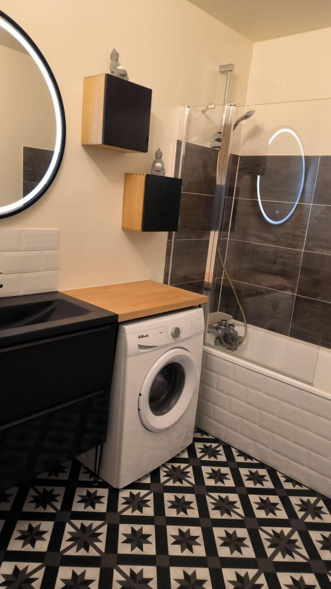
                                                Location
                                                 Logement spacieux et lumineux