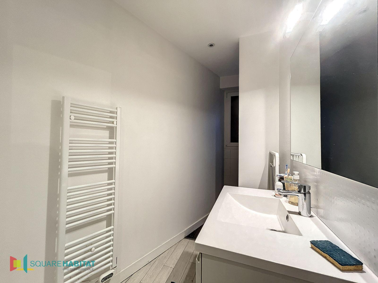 
                                                Location
                                                 Logement T3 dans immeuble calme avec 2 logements .