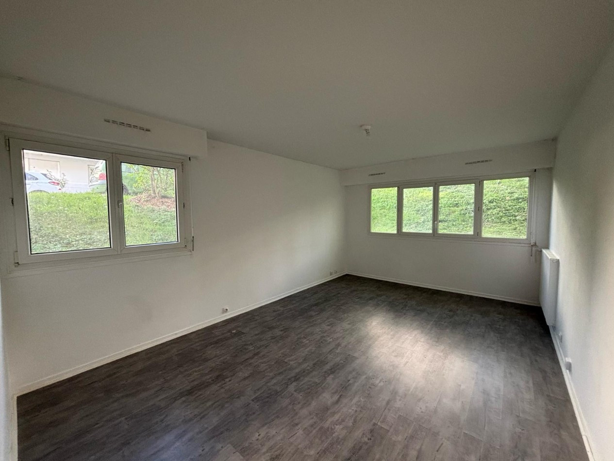 
                                                Vente
                                                 lot 121 Noisy-le-Grand