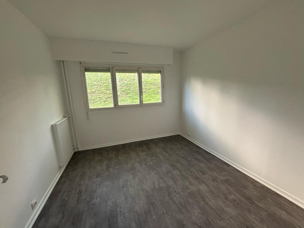 
                                                Vente
                                                 lot 121 Noisy-le-Grand