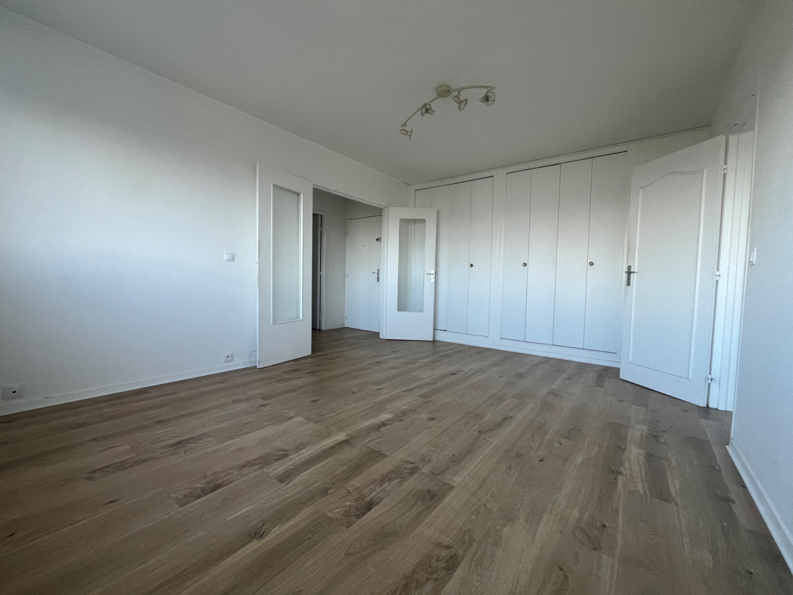 
                                                Vente
                                                 lot 131 Noisy-le-Grand