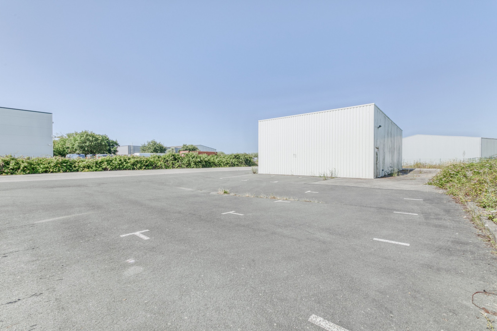 
                                                Vente
                                                 Lot  de 2 locaux de 460 m² à Château d'Olonne (85)