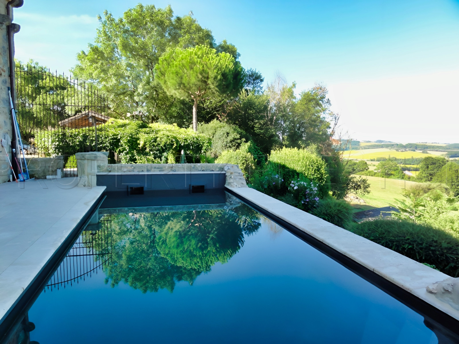 
                                                Vente
                                                 LOT ET GARONNE DOMAINE XVème 35 HECTARES