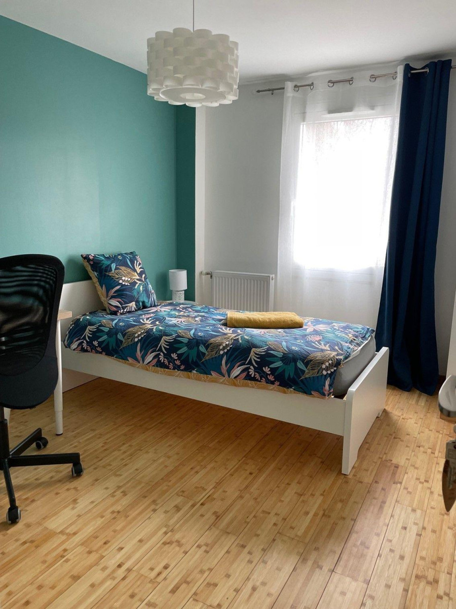 
                                                Colocation
                                                 Loue 3 chambres dans colocation mixte à Villebon