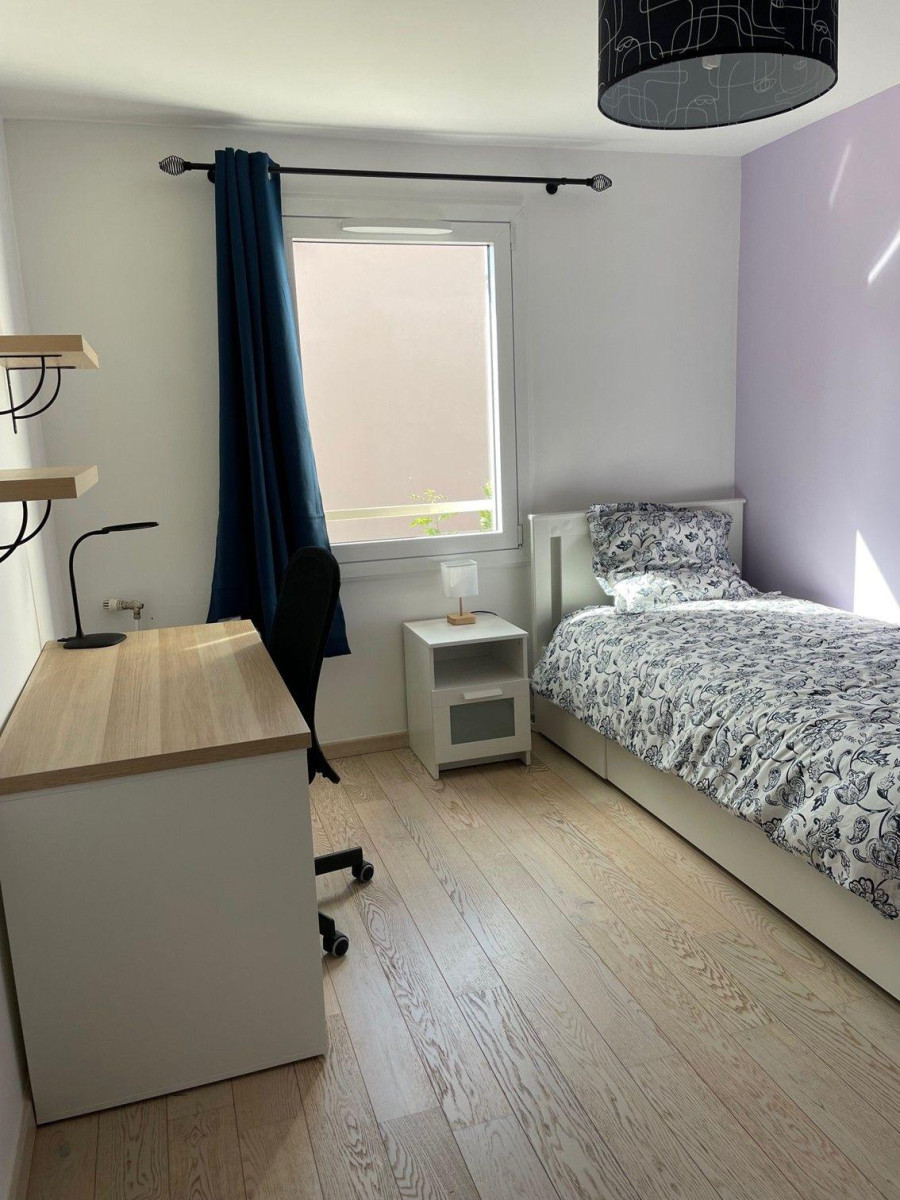 
                                                Colocation
                                                 Loue 3 chambres dans colocation mixte à Villebon