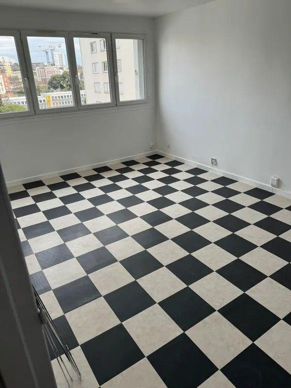 
                                                Location
                                                 Loue 5P 92m² refait à neuf Le mail