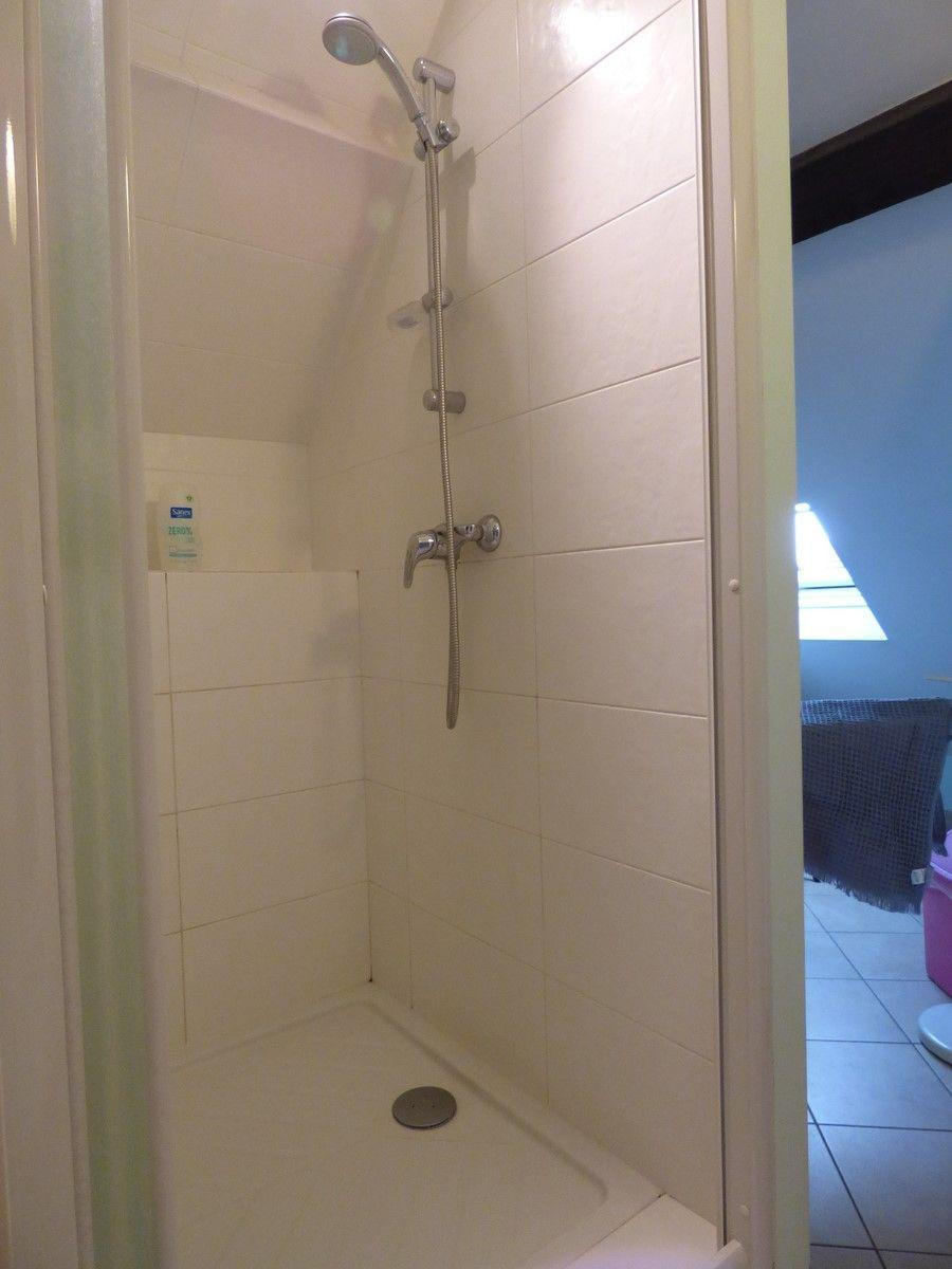 
                                                Colocation
                                                 Loue à étudiants grande chambre meublée sur 69160
