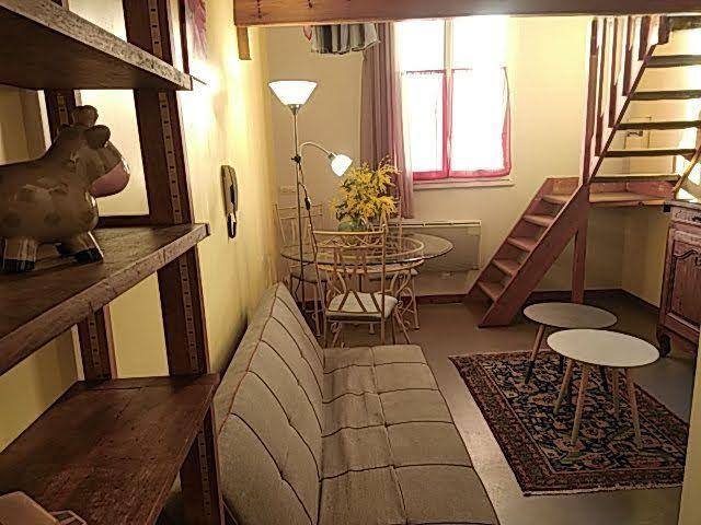 
                                                Location
                                                 Loue a l'année meublée