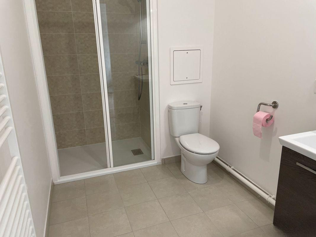 
                                                Location
                                                 Loue appartement dernier étage, 2 pièces, 38m2