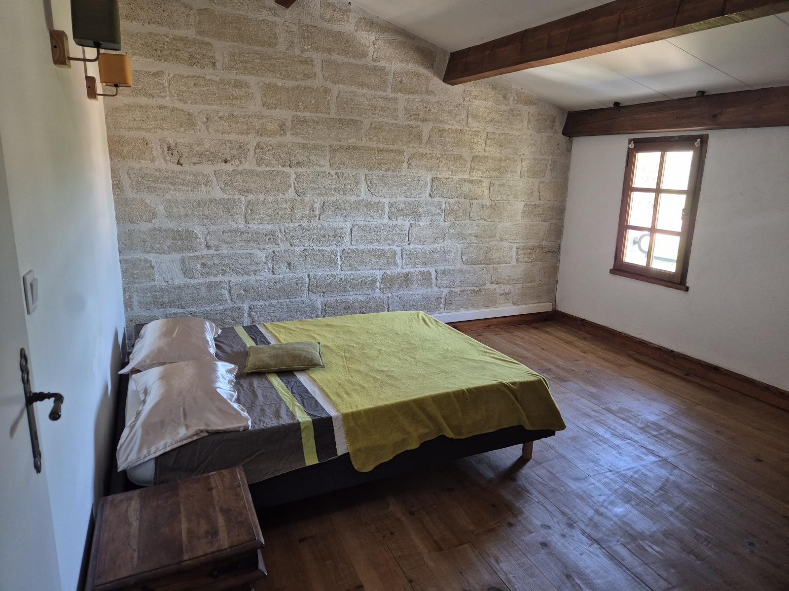 
                                                Location
                                                 Loue appartement F4 dans domaine du XVIIème siècle