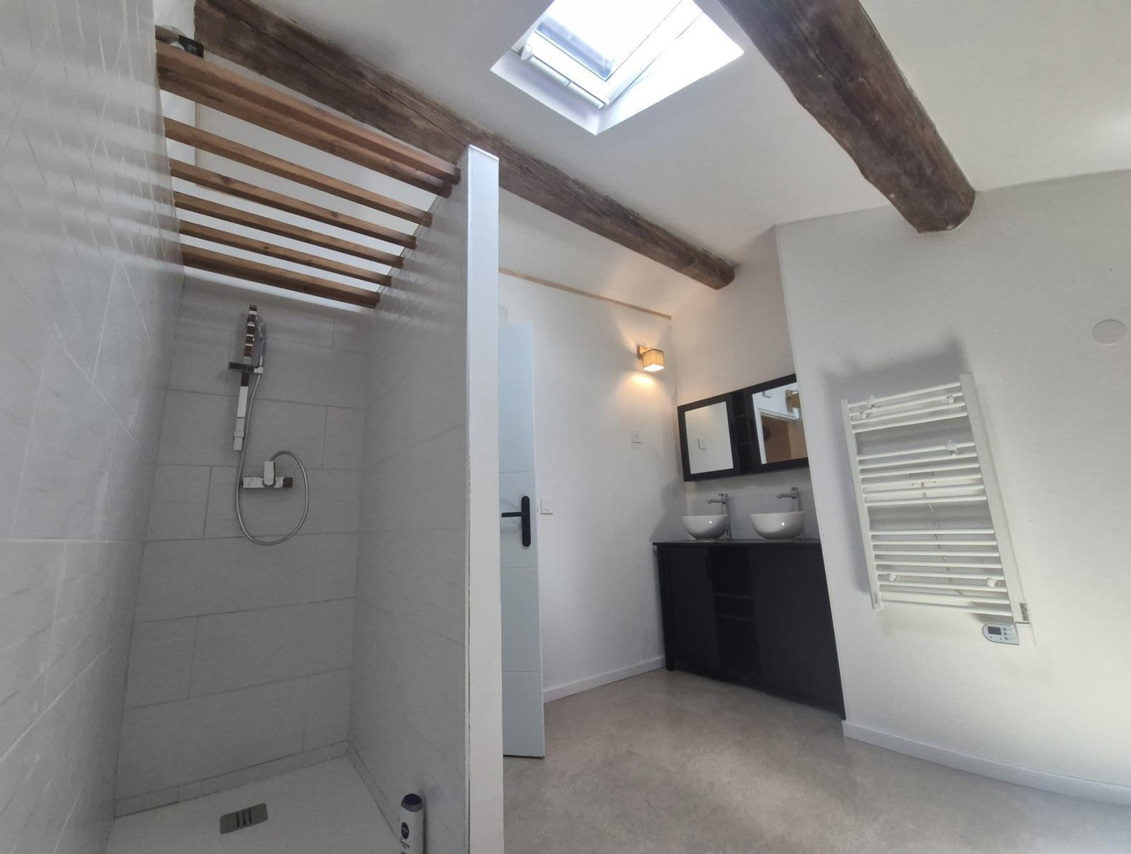 
                                                Location
                                                 Loue appartement F4 dans domaine du XVIIème siècle