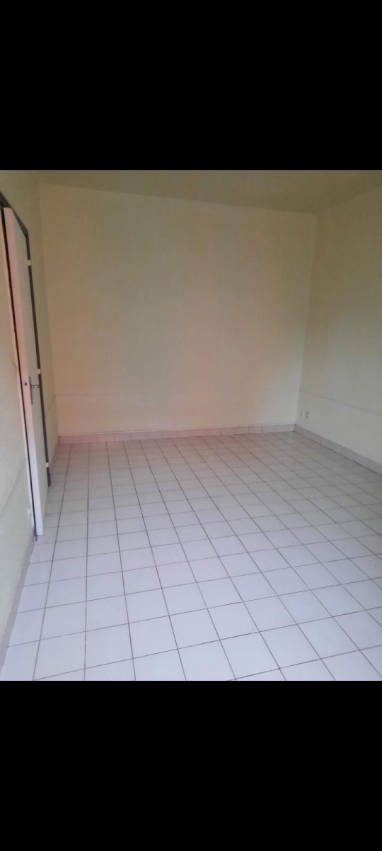 
                                                Location
                                                 Loue appartement plein centre de Vénissieux