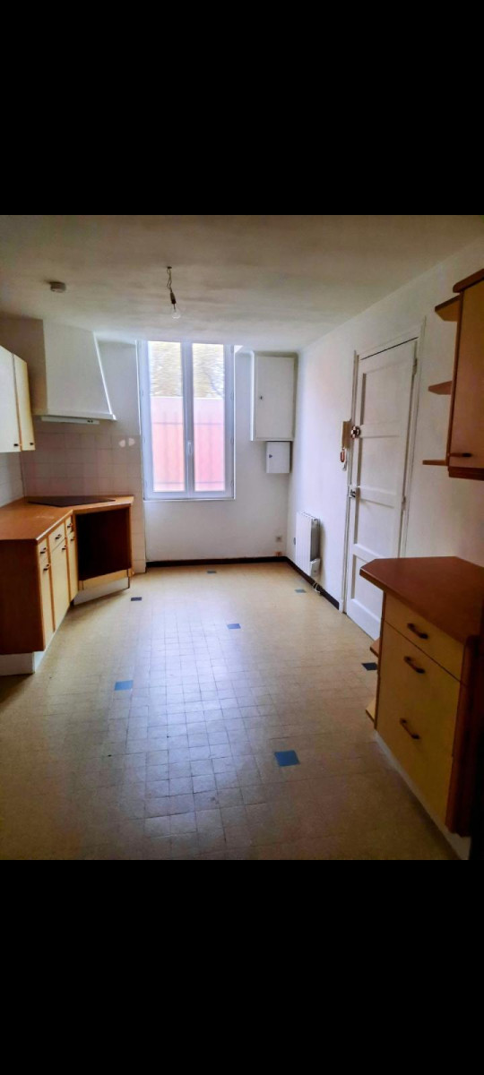 
                                                Location
                                                 Loue appartement plein centre de Vénissieux