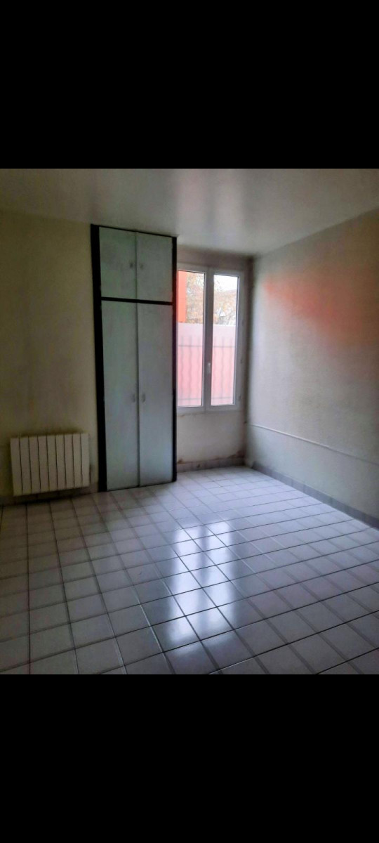
                                                Location
                                                 Loue appartement plein centre de Vénissieux
