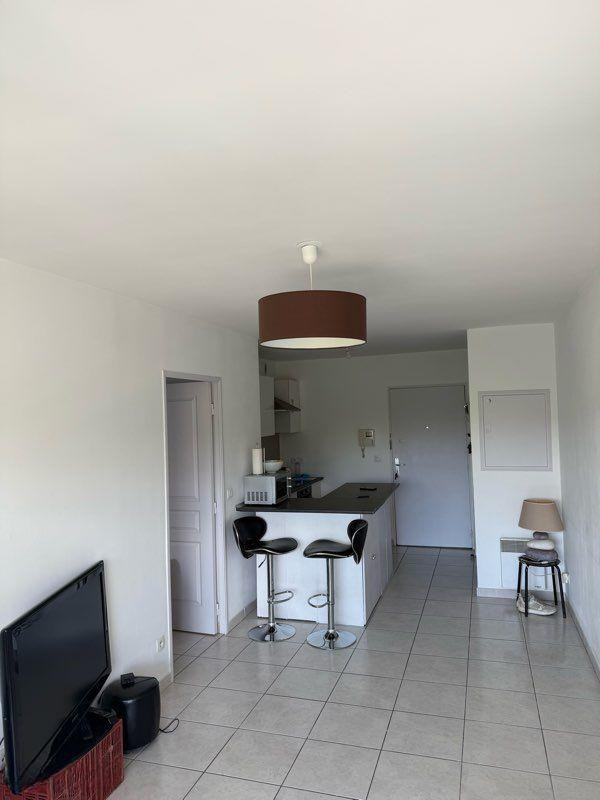 
                                                Location
                                                 Loue appartement T2 37m2 Marseille 13008 Prado