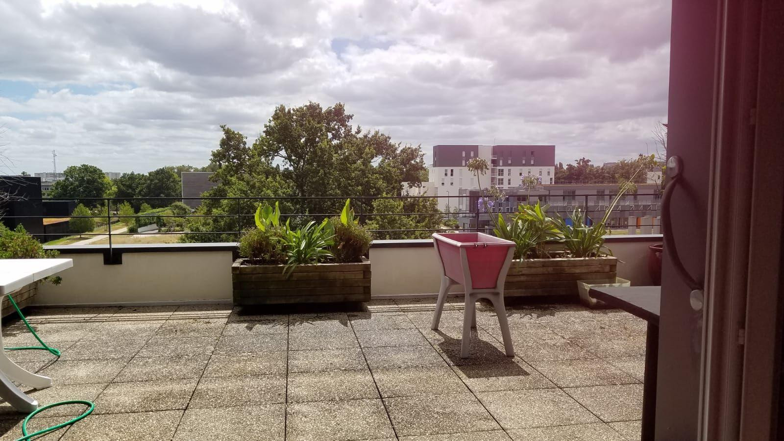 
                                                Location
                                                 Loue Appartement T4 Meublé, très bon standing