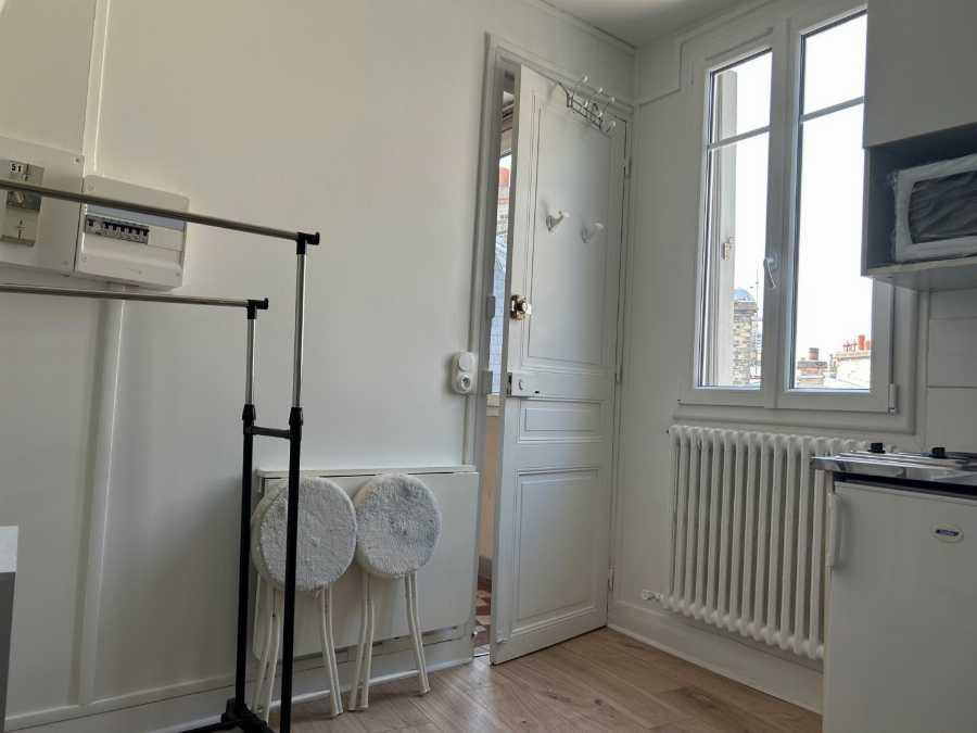 
                                                Location
                                                 Loue chambre de bonne meublée (9m², Paris)