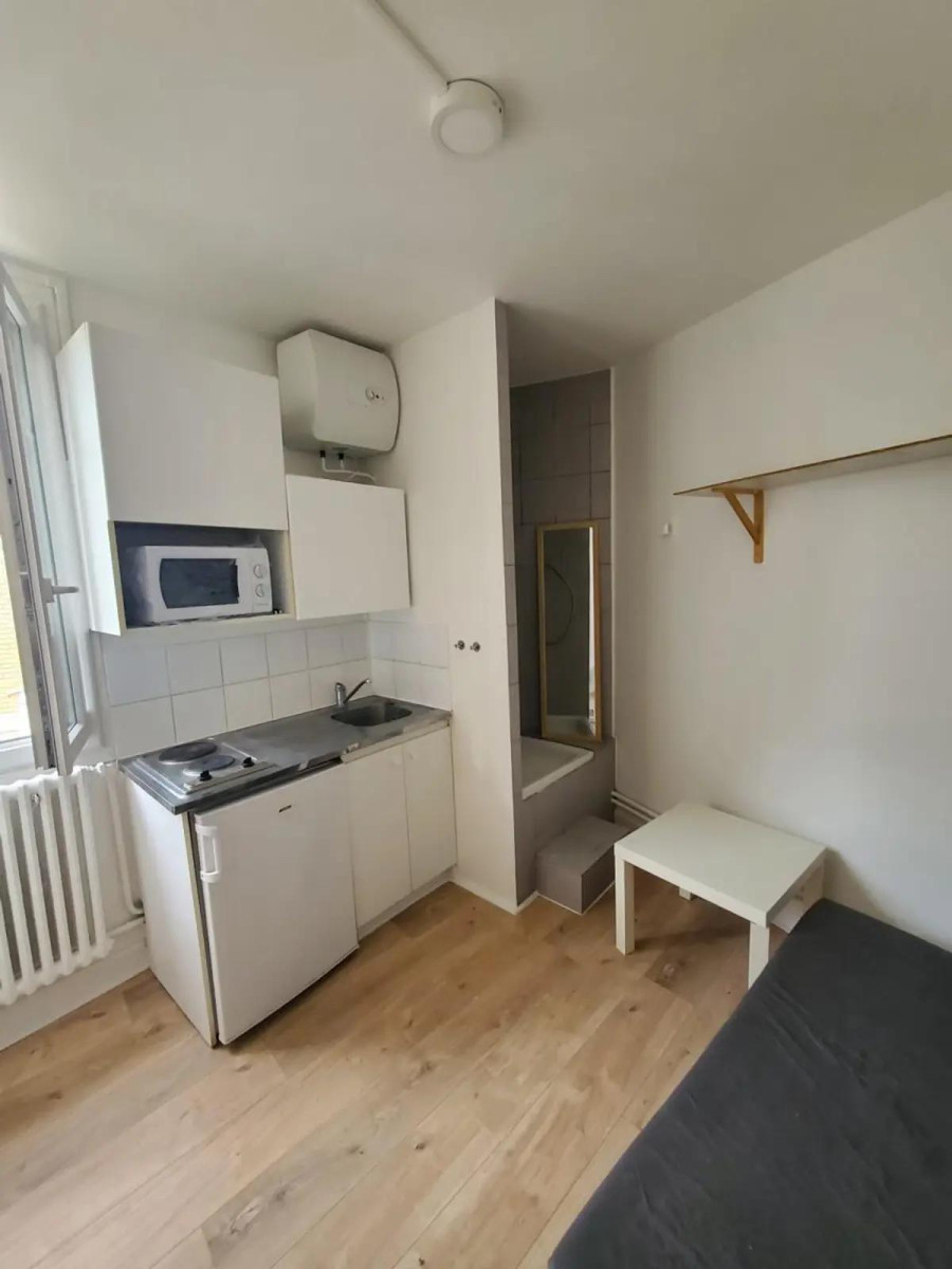 
                                                Location
                                                 Loue chambre de bonne meublée (9m², Paris)