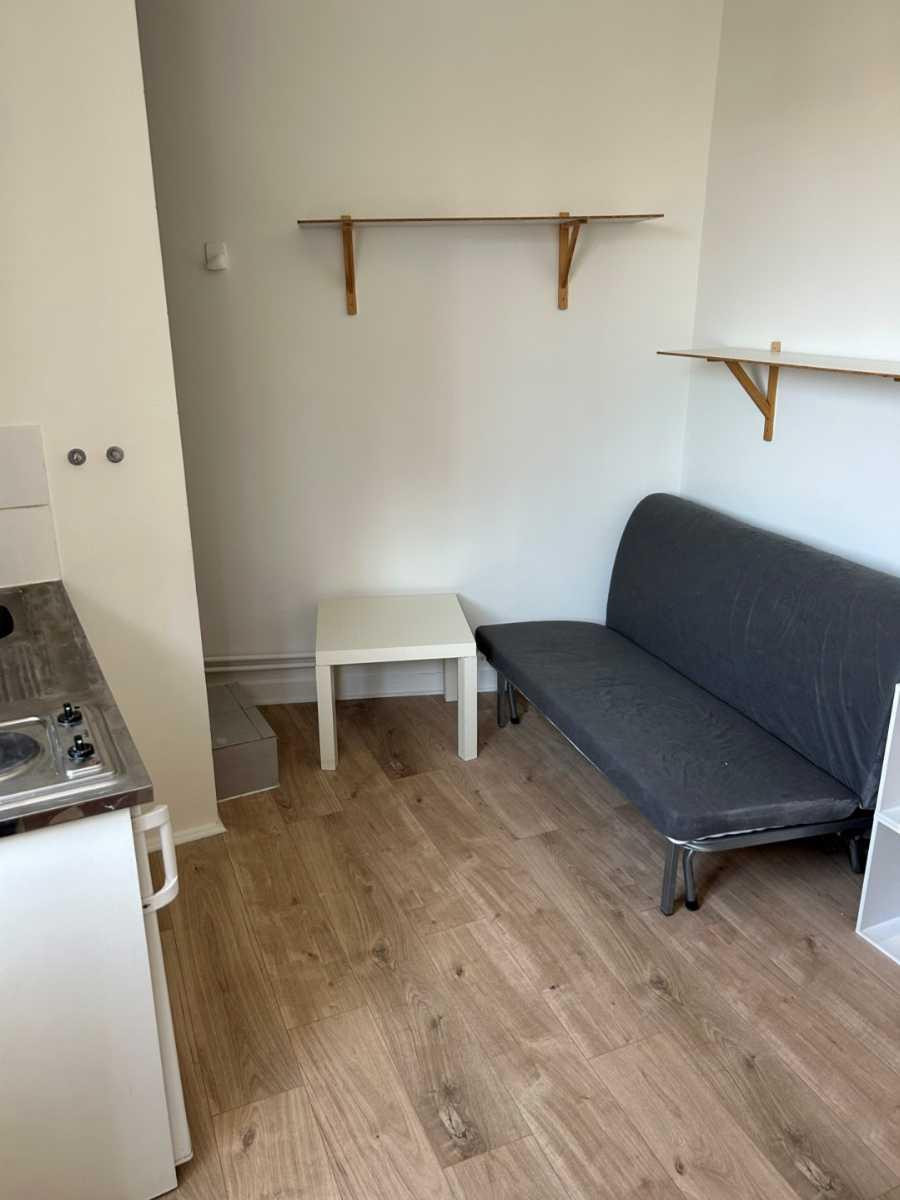 
                                                Location
                                                 Loue chambre de bonne meublée (9m², Paris)