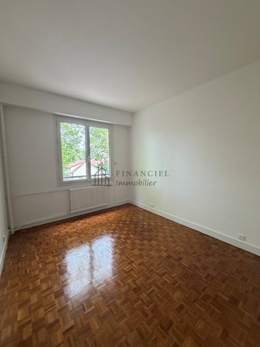 
                                                Location
                                                 LOUE CHARMANT 3/4 PIECES AU VESINET - 75m²