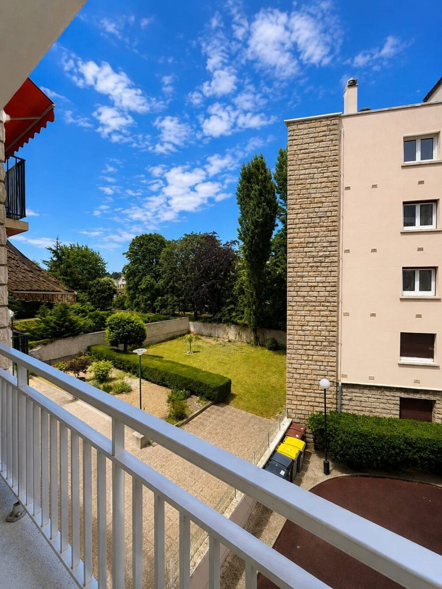 
                                                Location
                                                 LOUE CHARMANT 3/4 PIECES AU VESINET - 75m²