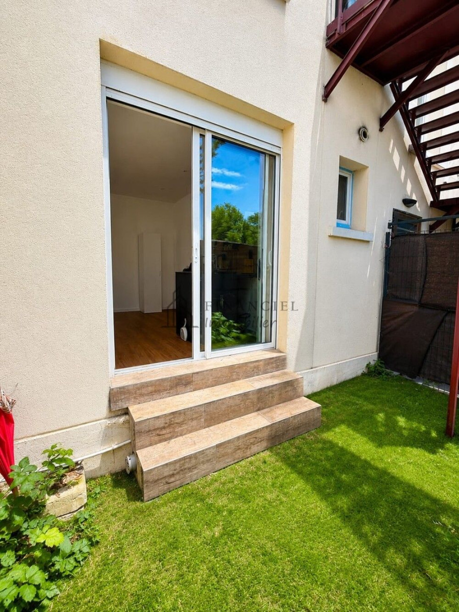 
                                                Location
                                                 LOUE CHARMANT STUDIO + JARDIN