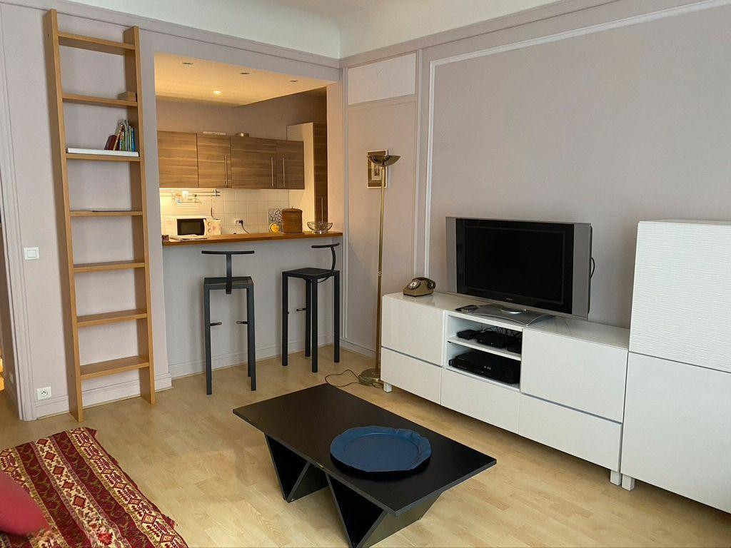 
                                                Location
                                                 Loue en meublé T2 à Paris 9eme