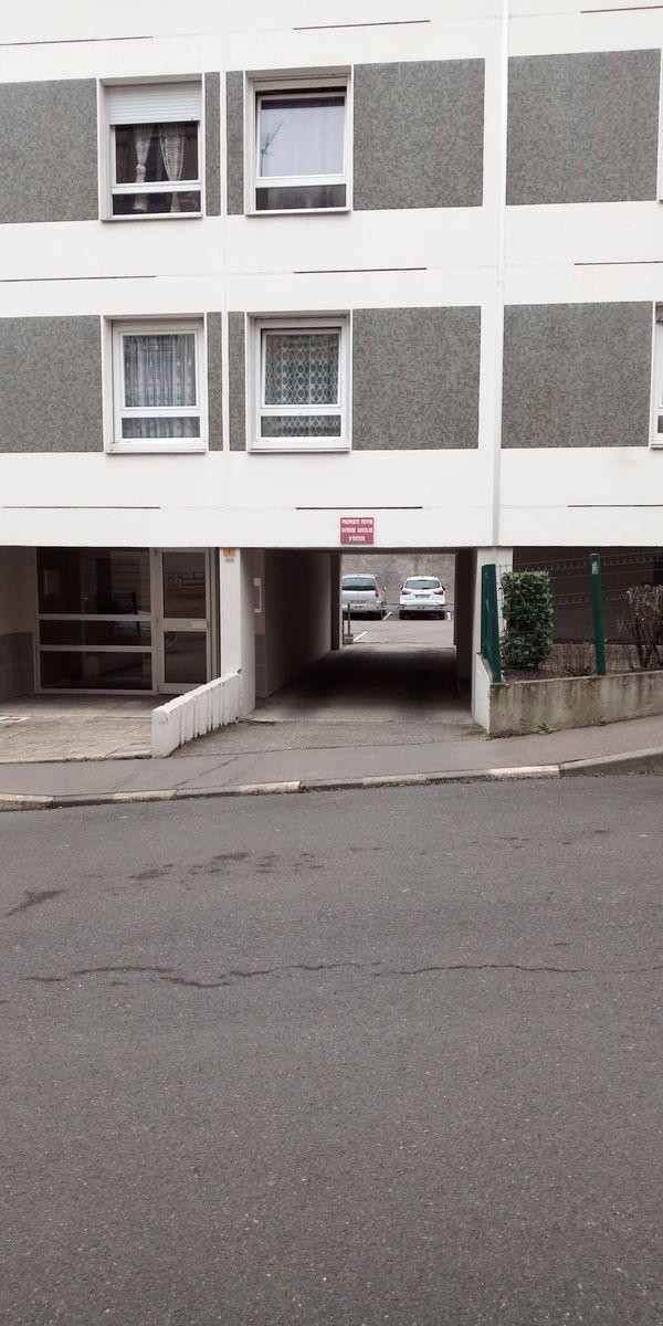 
                                                Location
                                                 Loué f1bis avec parking privatif 6ème et dernier
