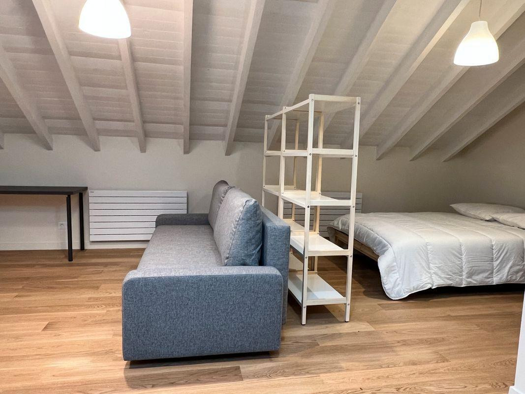 
                                                Location
                                                 Loue grand studio sous-combles