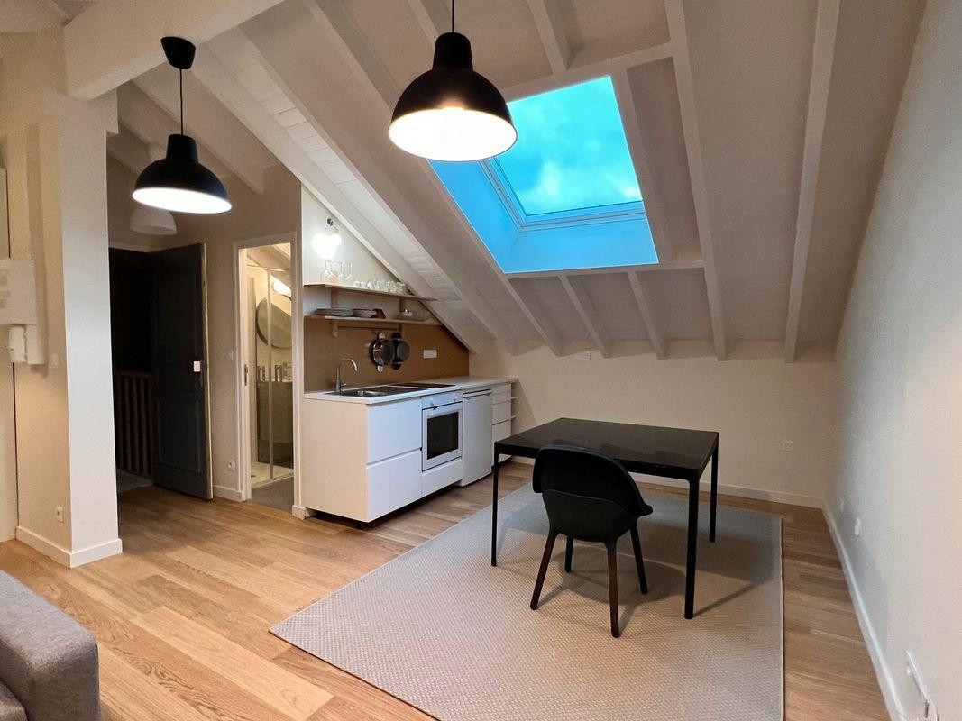 
                                                Location
                                                 Loue grand studio sous-combles
