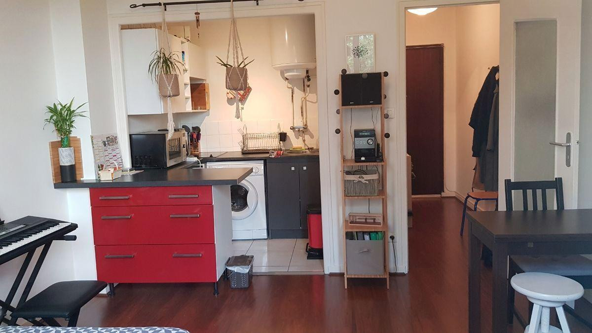 
                                                Location
                                                 Loue joli studio meublé, au calme centre ville