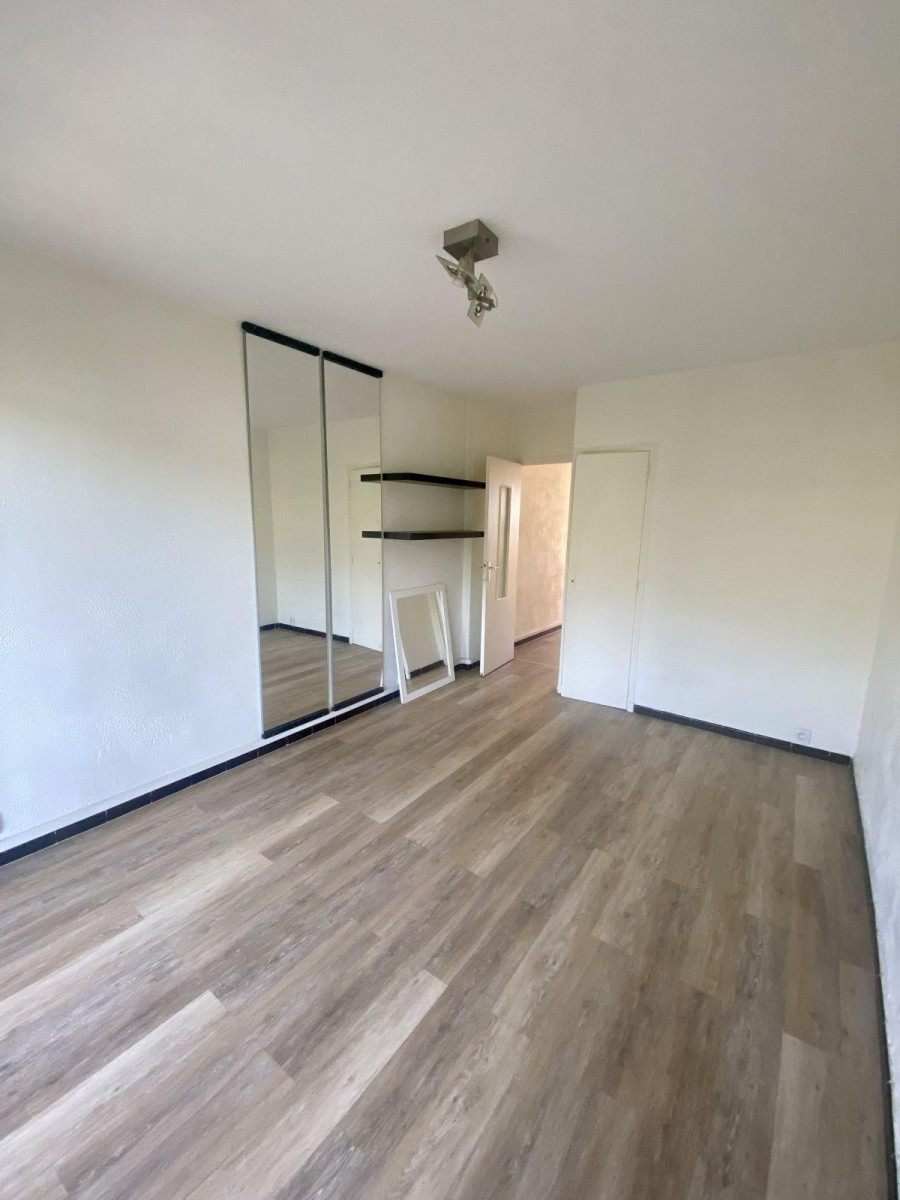 
                                                Location
                                                 Loue jolie T1 traversant 25 m2 avec balcon et cave