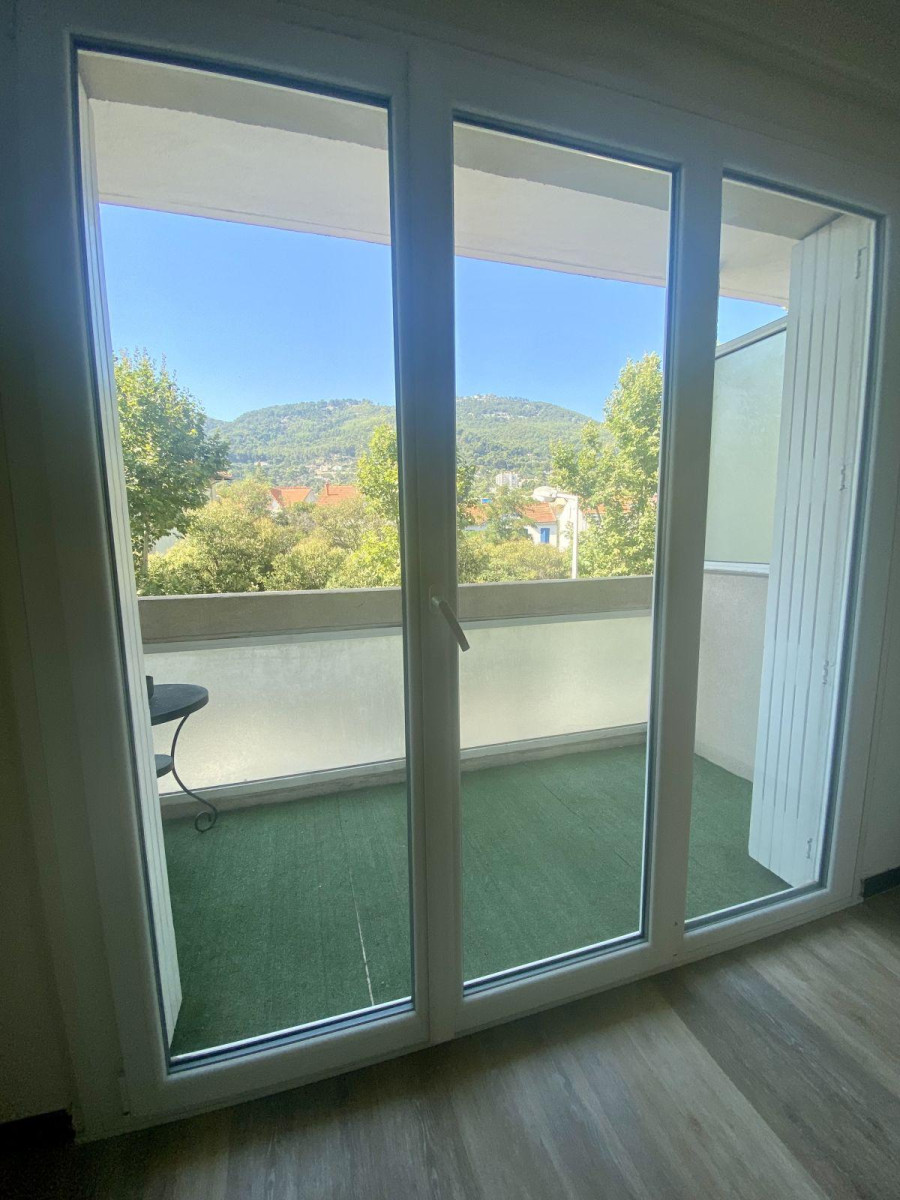 
                                                Location
                                                 Loue jolie T1 traversant 25 m2 avec balcon et cave