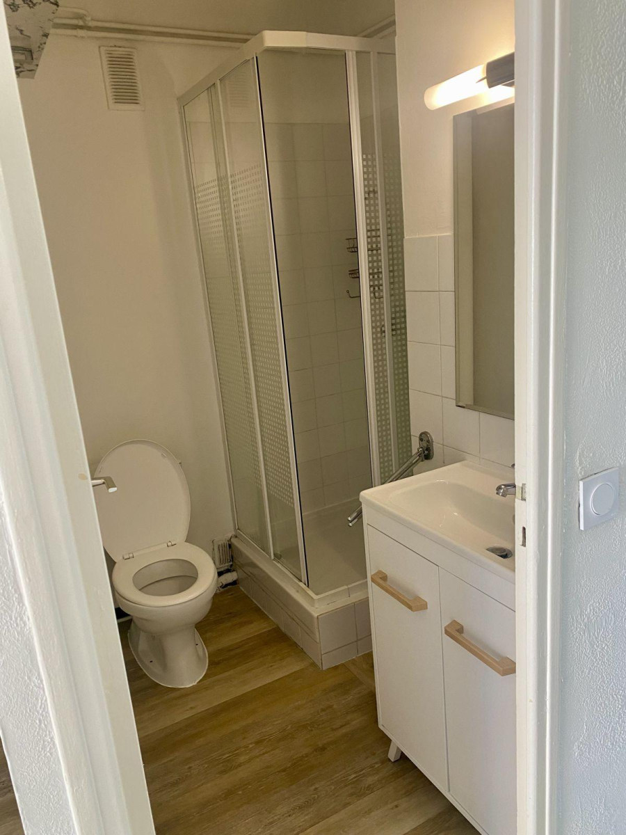 
                                                Location
                                                 Loue jolie T1 traversant 25 m2 avec balcon et cave
