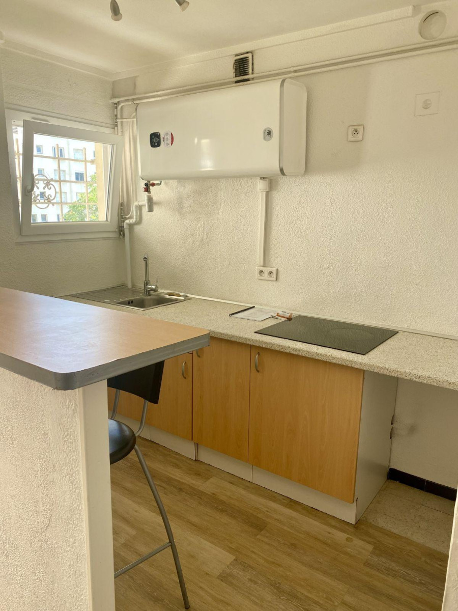 
                                                Location
                                                 Loue jolie T1 traversant 25 m2 avec balcon et cave