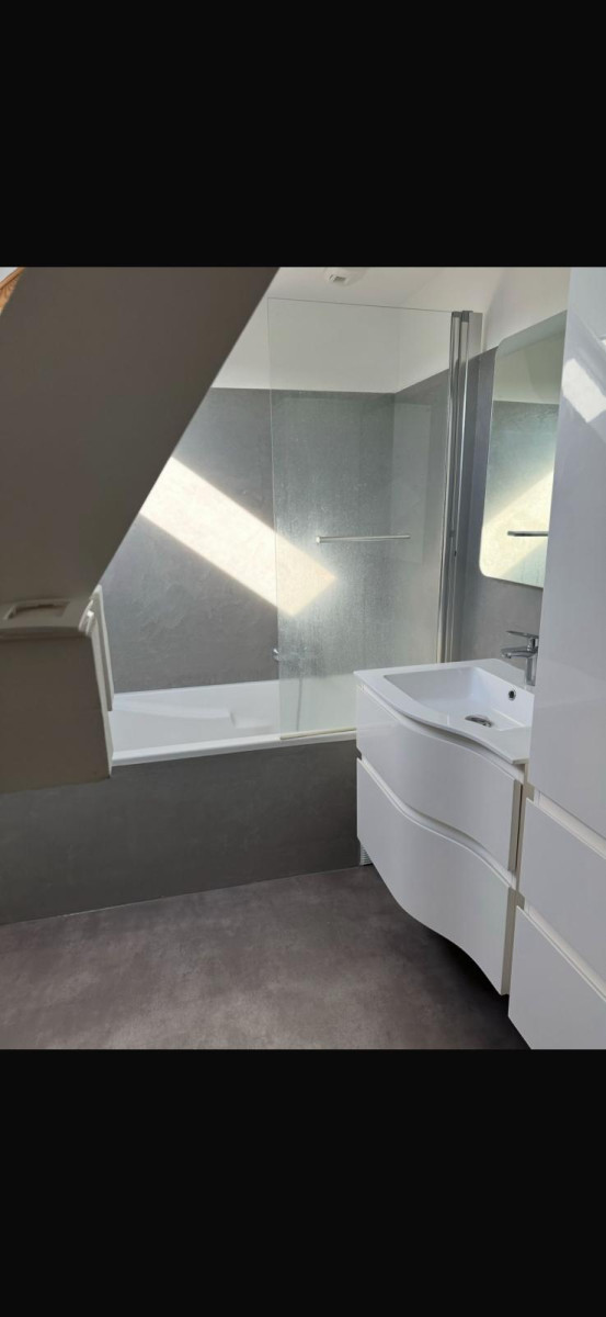 
                                                Location
                                                 Loue lgt meublé 80m² 4 chambres entièrement rénové