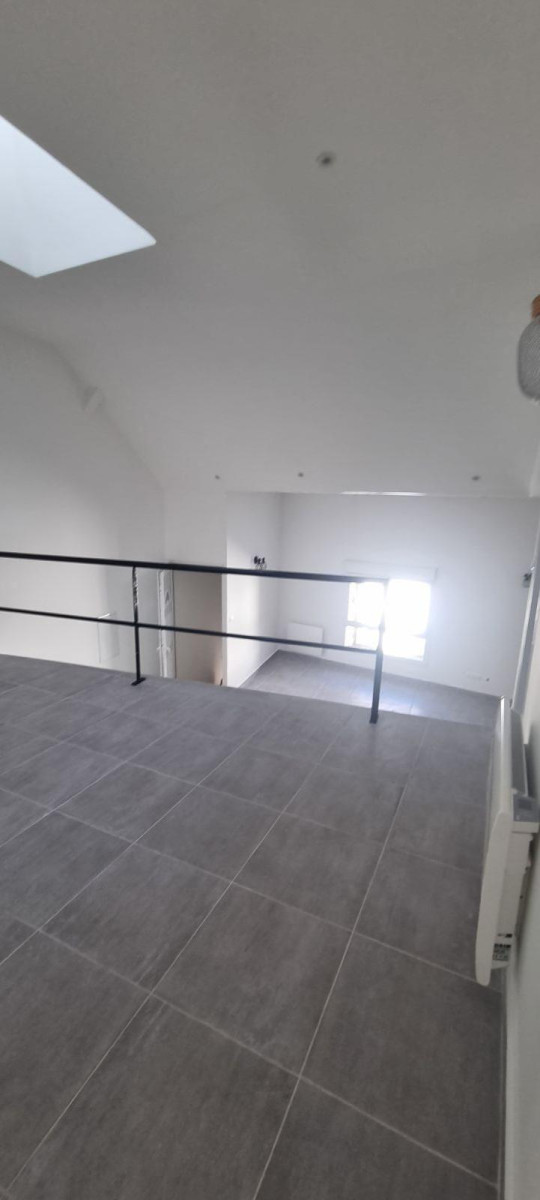 
                                                Location
                                                 Loue loft lumineux au calme
