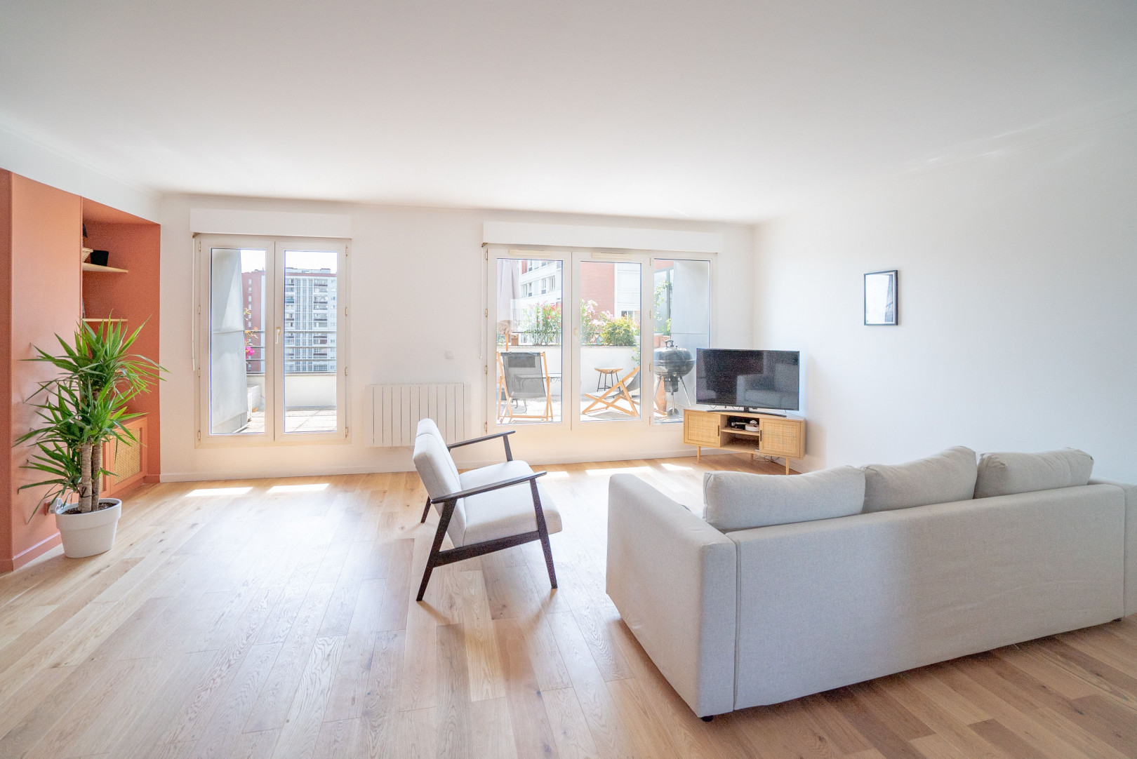 
                                                Location
                                                 Loue meublé un superbe Duplex neuf de 108m² + 20m² de terrasse exposé plein Sud, dernier étage (loyer tout inclus)