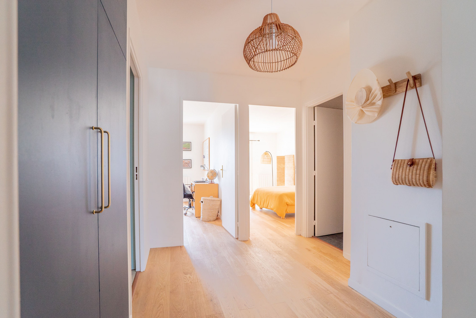
                                                Location
                                                 Loue meublé un superbe Duplex neuf de 108m² + 20m² de terrasse exposé plein Sud, dernier étage (loyer tout inclus)