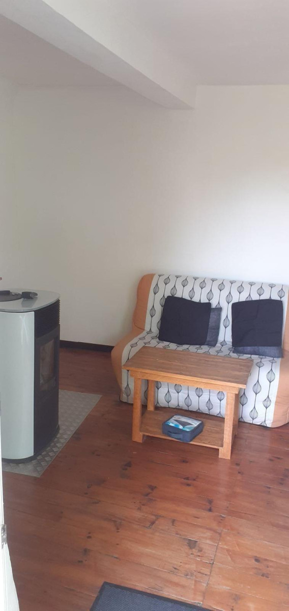 
                                                Location
                                                 Loue petit appartement sympa avec jolie vue.