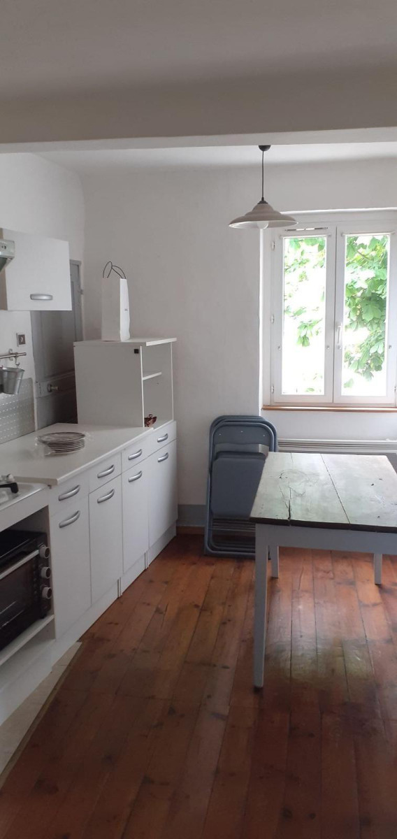 
                                                Location
                                                 Loue petit appartement sympa avec jolie vue.