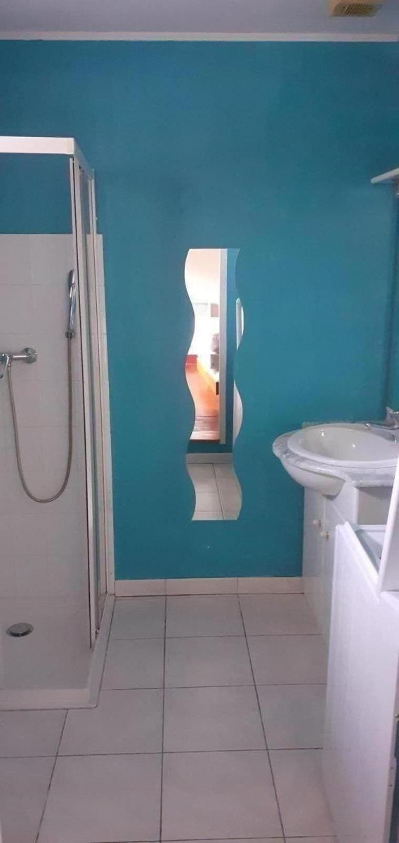 
                                                Location
                                                 Loue petit appartement sympa avec jolie vue.