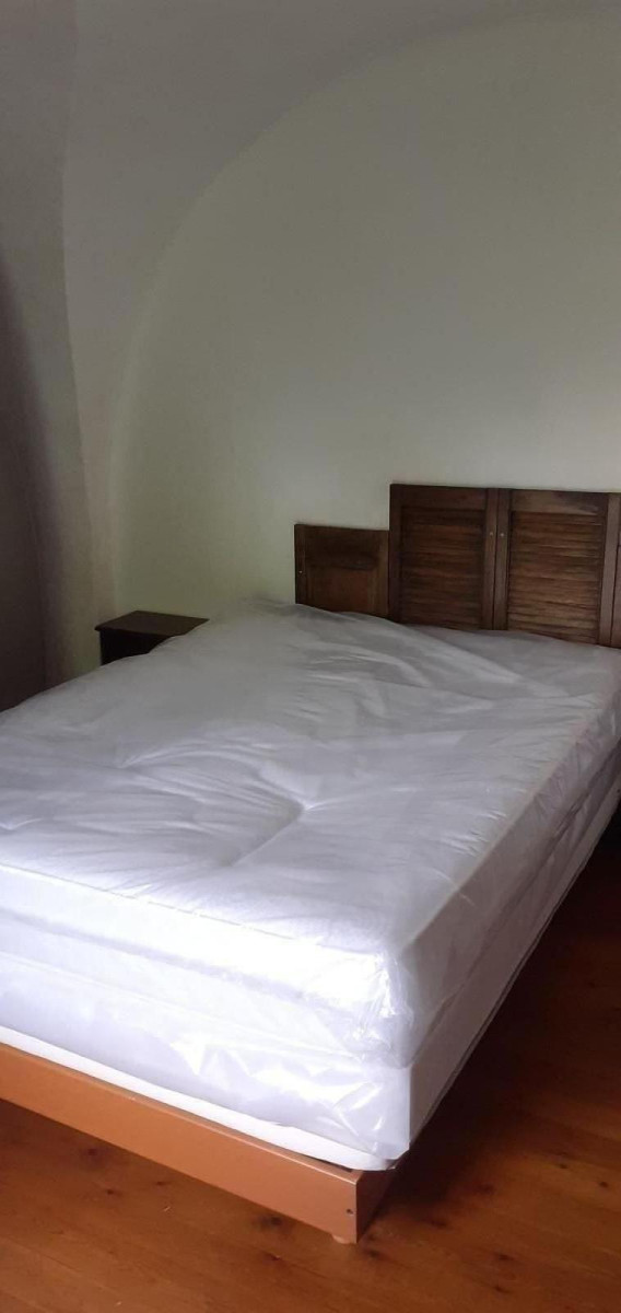 
                                                Location
                                                 Loue petit appartement sympa avec jolie vue.