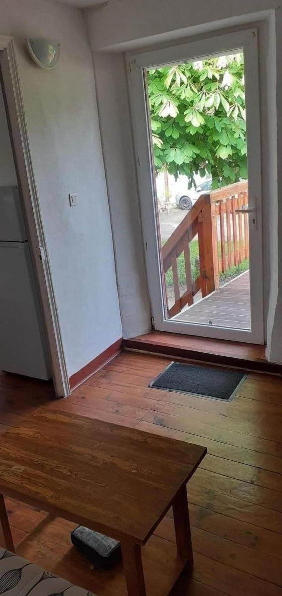 
                                                Location
                                                 Loue petit appartement sympa avec jolie vue.