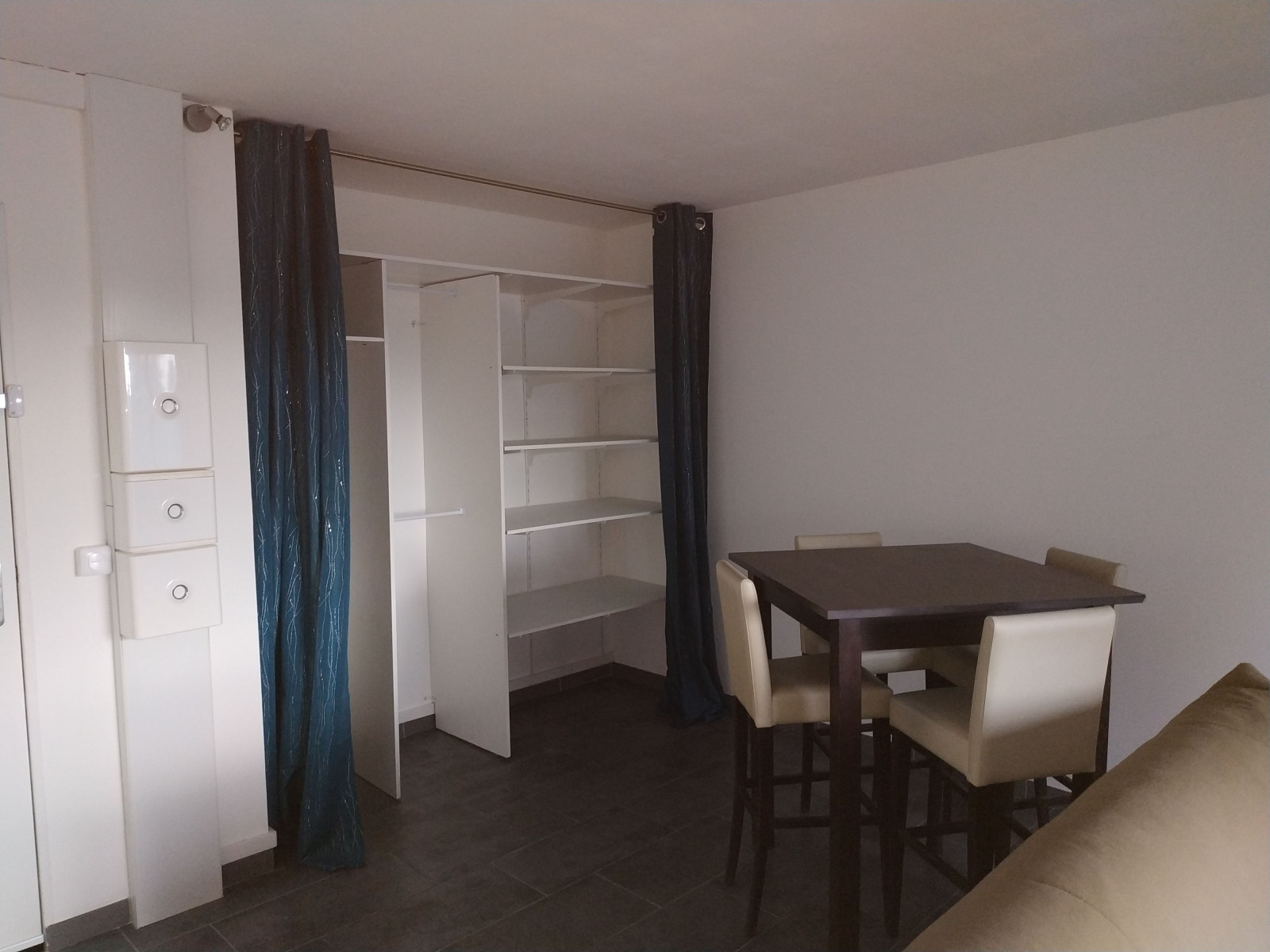 
                                                Location
                                                 LOUE STUDIO 33M2 COMBS LA VILLE 1000  EUROS CC (loyer tout inclus)
