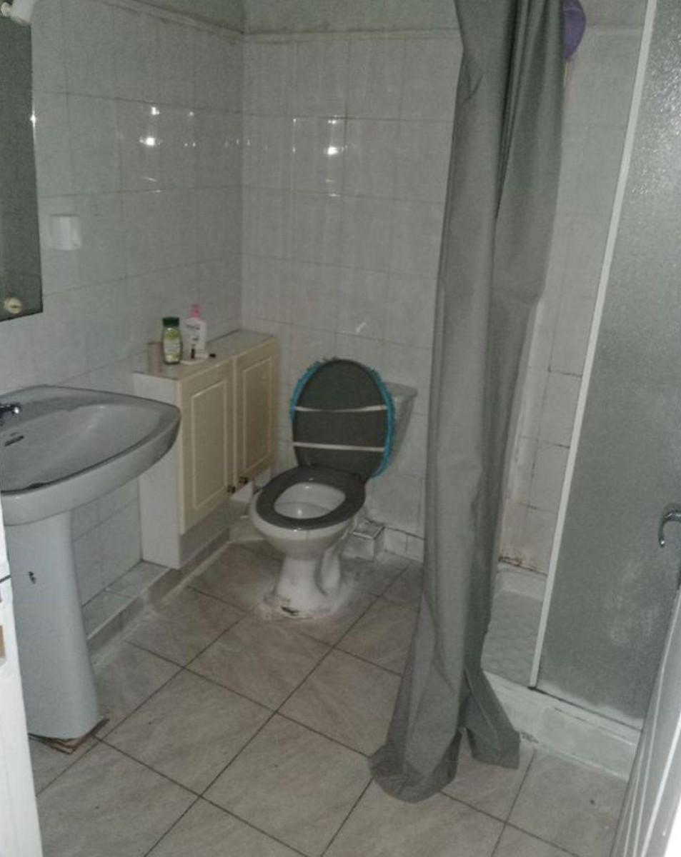 
                                                Location
                                                 Loue studio