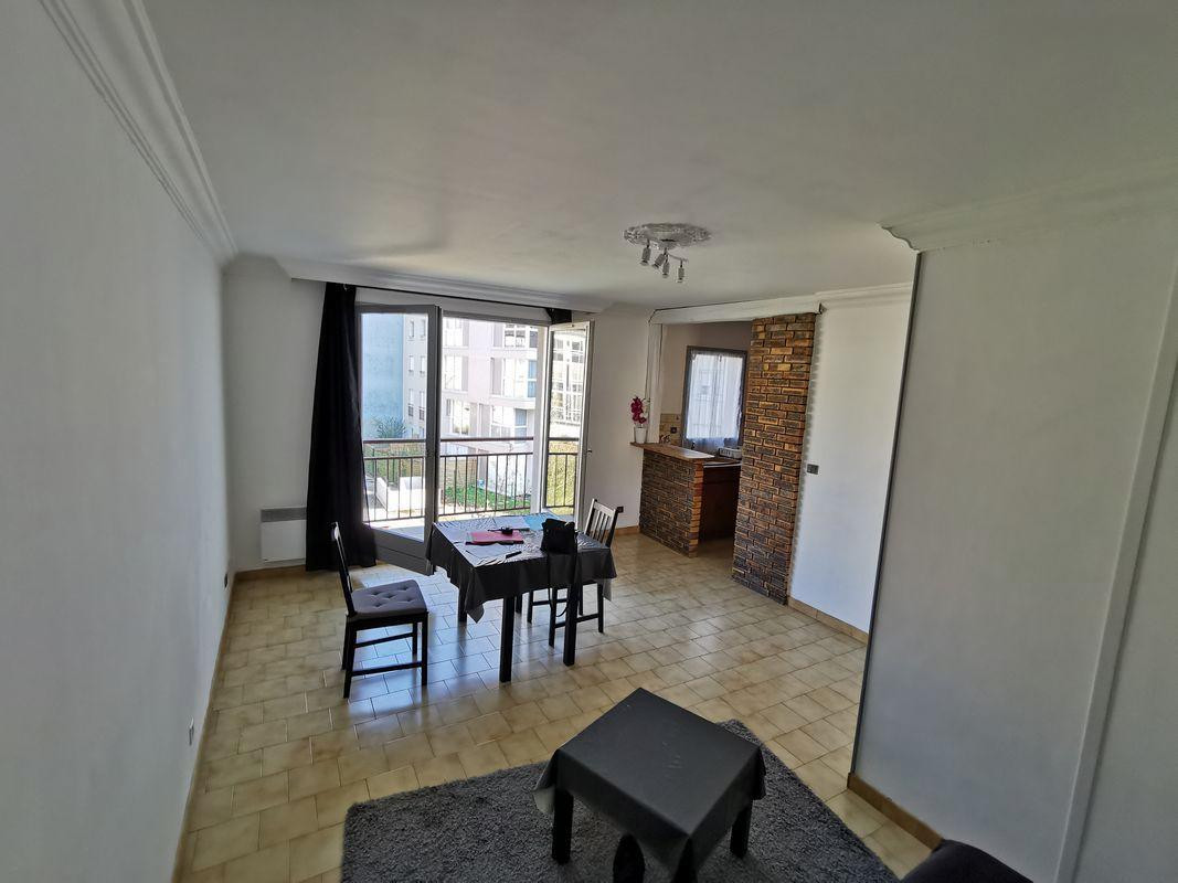 
                                                Location
                                                 Loue studio