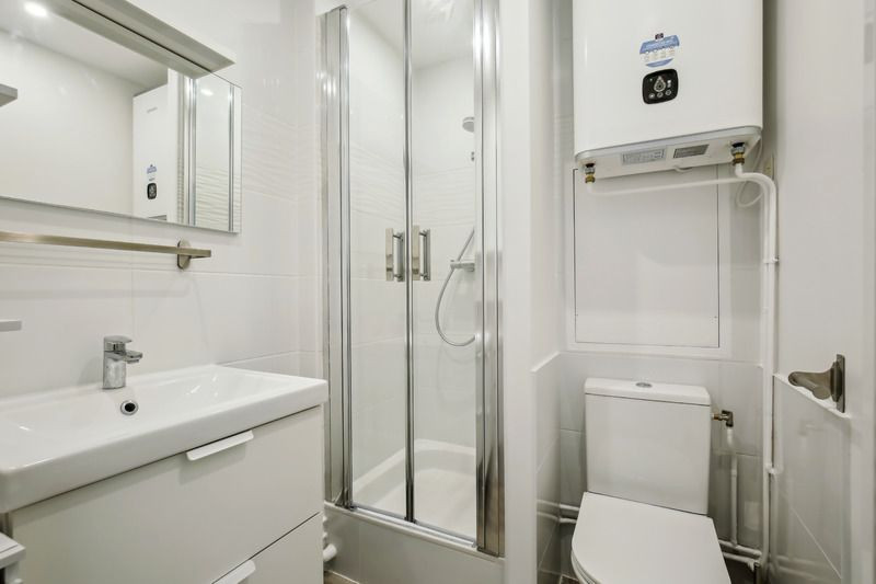 
                                                Location
                                                 Loue studio meublé de 18m2 Refait  à neuf donnant sur le bois de cergy. (loyer tout inclus)