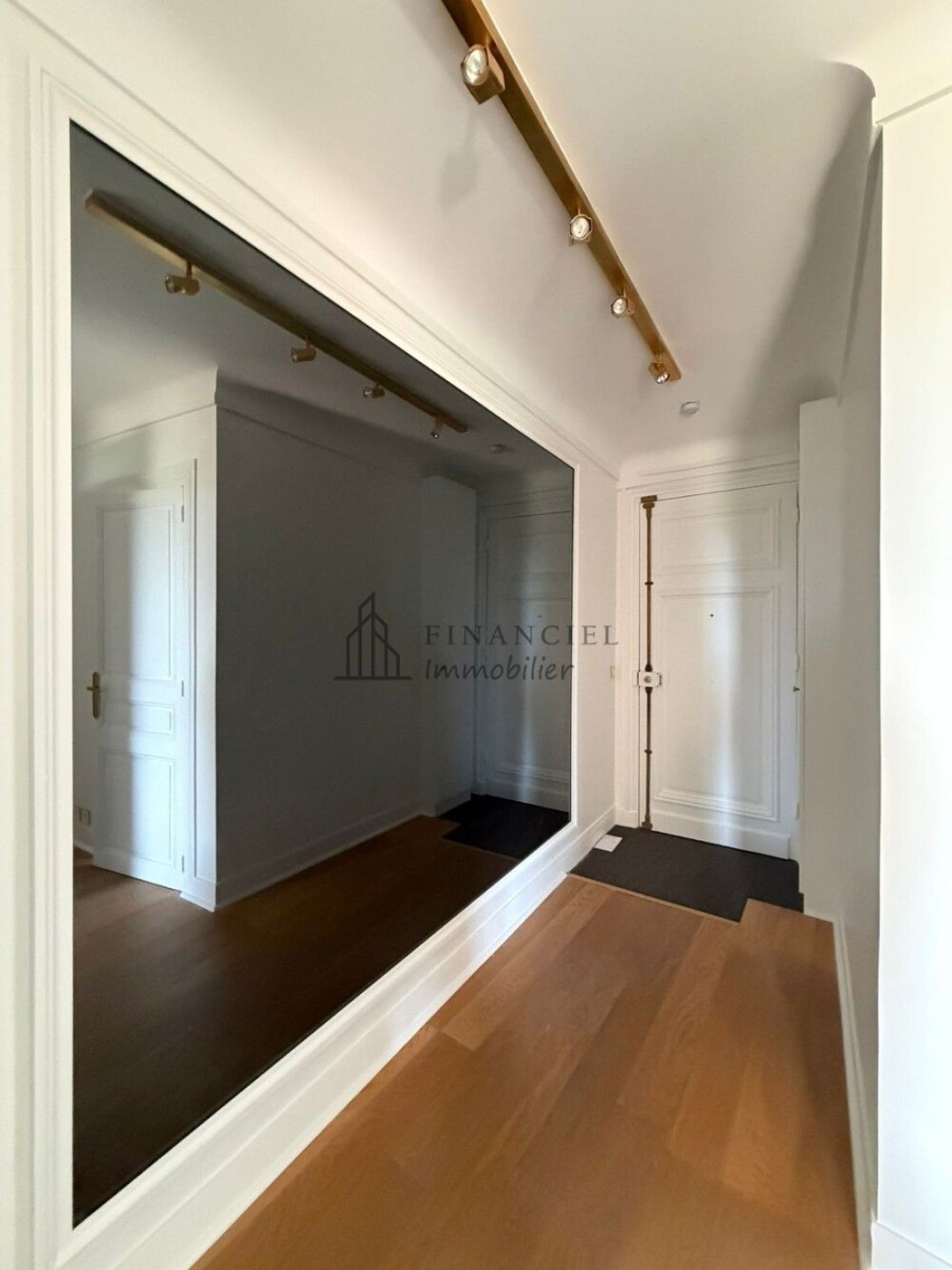 
                                                Location
                                                 LOUE SUPERBE 1/2 PIECES MEUBLE - TUILERIES