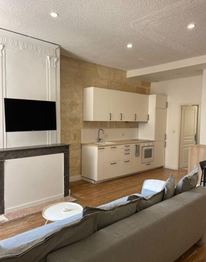 
                                                Location
                                                 Loue superbe appartement refait à neuf très calme